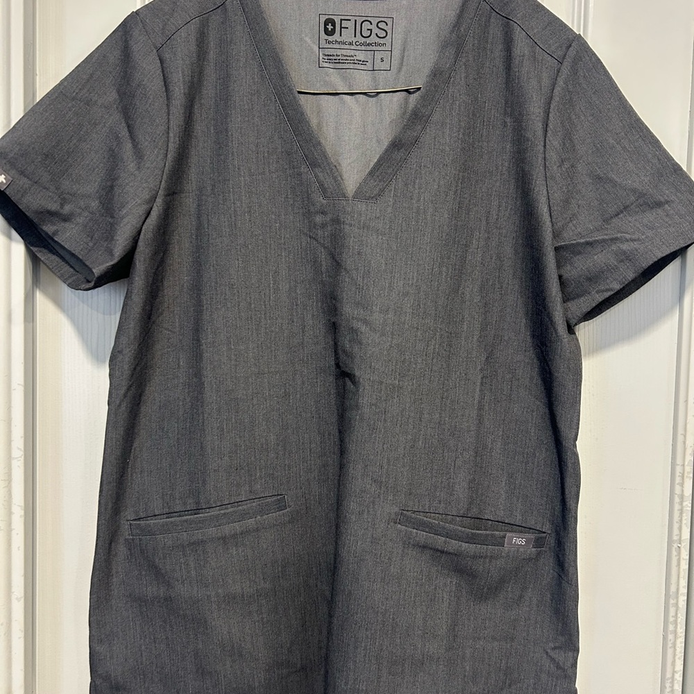 Figs Charcoal V-Neck Scrub Top‎